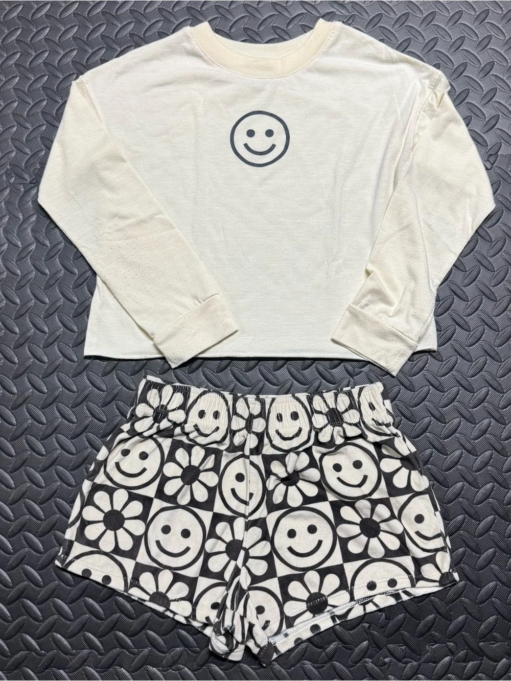 Girls 2 Piece Smiley Face Pajama Set Size L 10/12 Cream Long Sleeve & Shorts